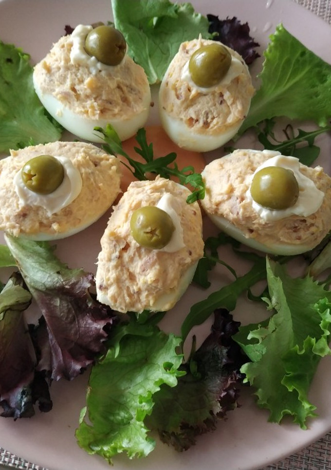 Una foto de Huevos rellenos con atún y mostaza a la antigua