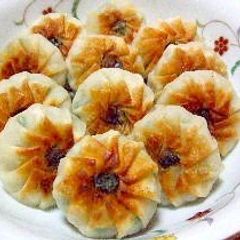 A picture of Cute Flower-Shaped Chinese Chive Dumplings.