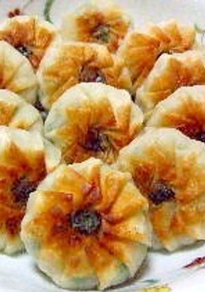 A picture of Cute Flower-Shaped Chinese Chive Dumplings.