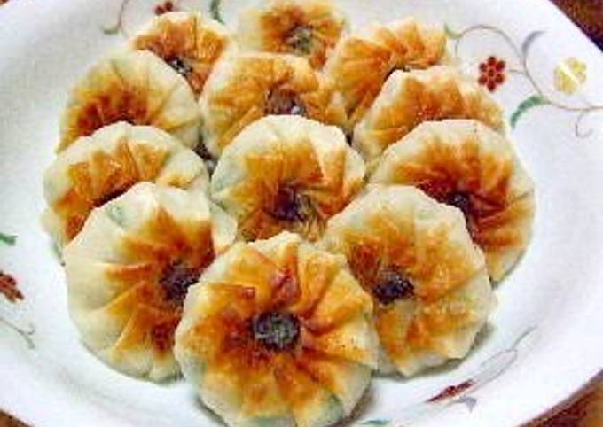 Easiest Way to Make Any-night-of-the-week Cute Flower-Shaped Chinese
Chive Dumplings