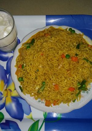 A picture of Indomie and veggies.