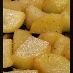 A picture of AMIEs Rosemary Roast Potatoes.