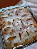 Torta semplice di pesche e marmellata