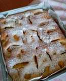 Torta semplice di pesche e marmellata