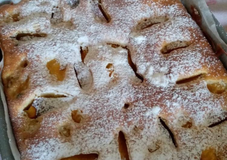Torta semplice di pesche e marmellata
