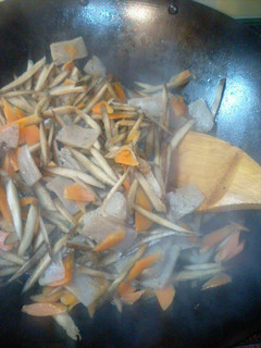 A picture of Macrobiotic Kimpira-style Quick Stir-fry with Konnyaku and Burdock Roots.