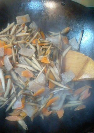 A picture of Macrobiotic Kimpira-style Quick Stir-fry with Konnyaku and Burdock Roots.