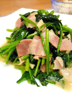 A picture of Spinach and Bacon Sauteed in Butter.
