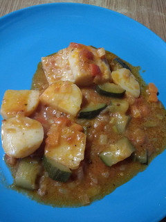 Una foto de Bacalao con tomate, patatas y hierbas provenzales