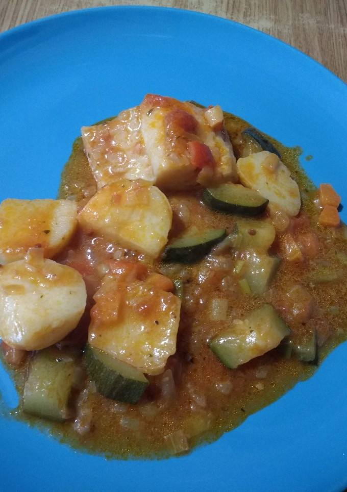 Una foto de Bacalao con tomate, patatas y hierbas provenzales