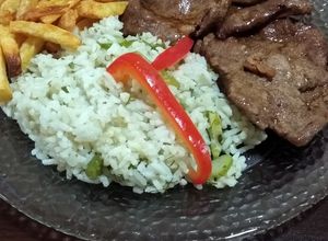 Una foto de Bondiola con arroz Basmati y papas fritas