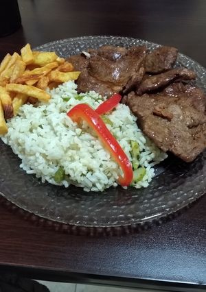 Una foto de Bondiola con arroz Basmati y papas fritas