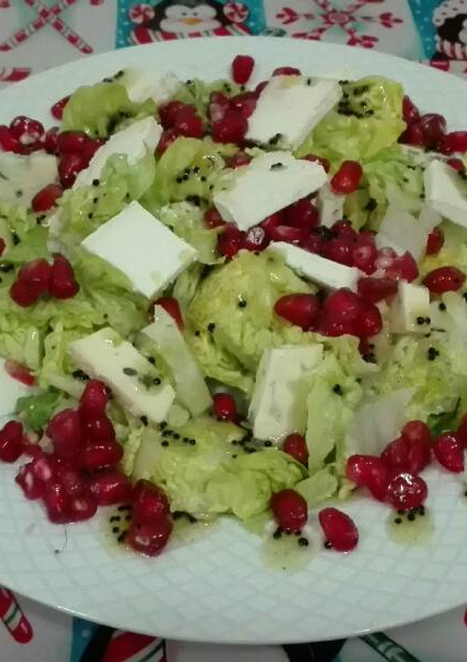 Una foto de Ensalada de granada con queso de cabra