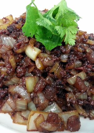 A picture of Chinese Duck Liver Sausage And Onion.
