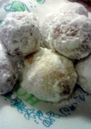 A picture of powdered donuts holes.