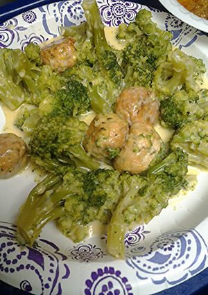 A picture of Cheesy creamy broccoli with chickenballs.