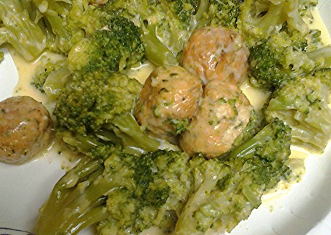 Cheesy creamy broccoli with chickenballs