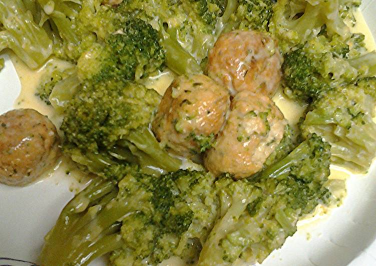 Simple Way to Prepare Homemade Cheesy creamy broccoli with chickenballs