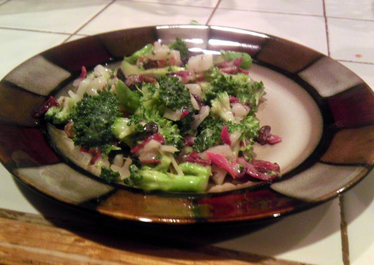 Broccoli salad with turkey bacon