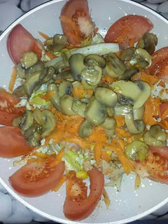 Una foto de Ensalada templada con champiñones al ajillo