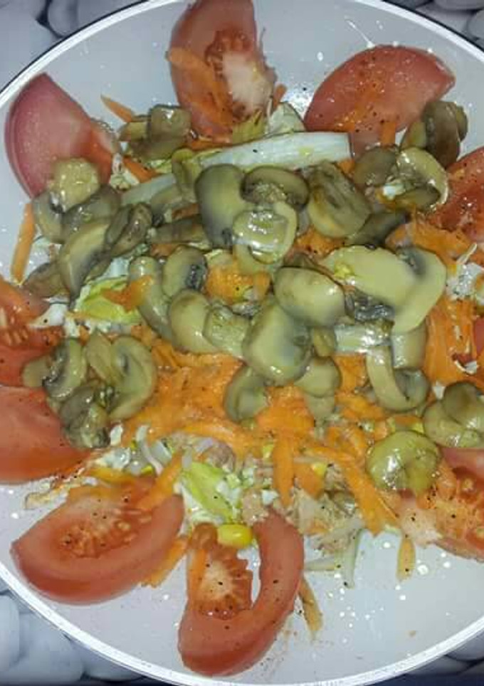 Una foto de Ensalada templada con champiñones al ajillo