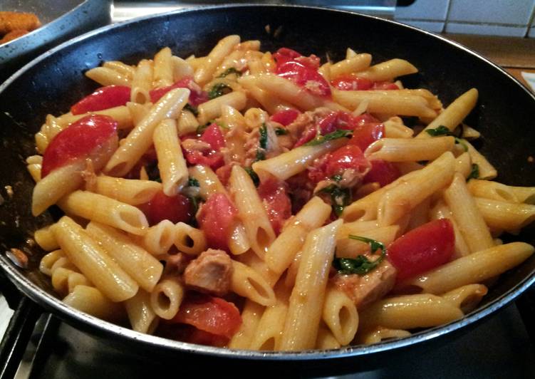 Steps to Make Ultimate AMIEs Penne Rigate with Tuna, Cherry Tomatoes and Rocket