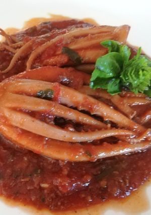 Foto di Ciuffi di Calamari con Pomodori Freschi e Passata di Pomodoro