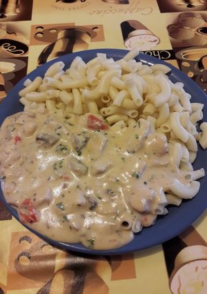 Tejszínes-gombás csirkemell, szarvacska tésztával recept fotója