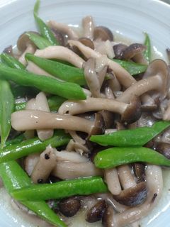 Hình của món Nấm xào đậu cô ve.