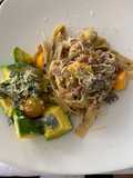 Fettuccine con champiñones, zucchini y tocineta