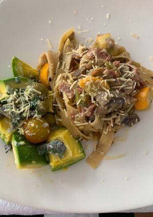 Una foto de Fettuccine con champiñones, zucchini y tocineta
