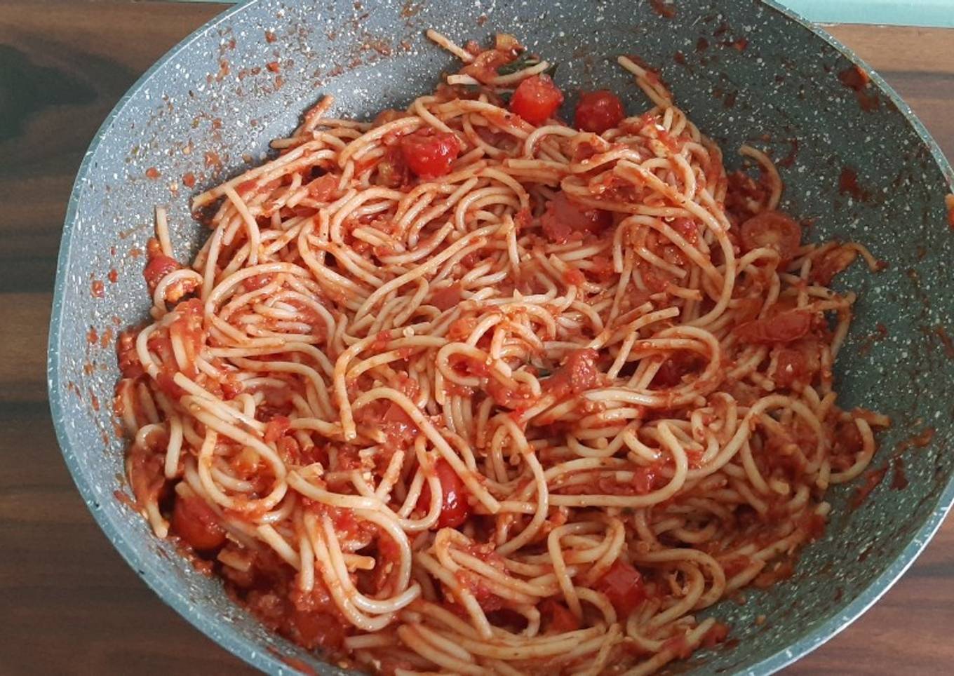 Spaghetti with marinara sauce