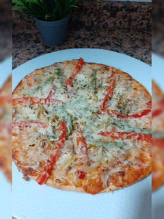 Una foto de Pizza casera de atún y pimiento