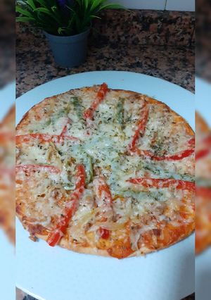 Una foto de Pizza casera de atún y pimiento