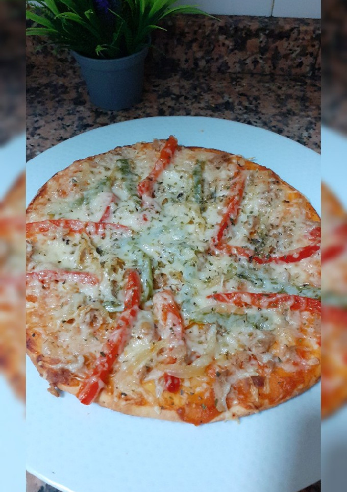 Una foto de Pizza casera de atún y pimiento