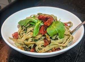 Foto de Talharim com rúcula e tomate seco