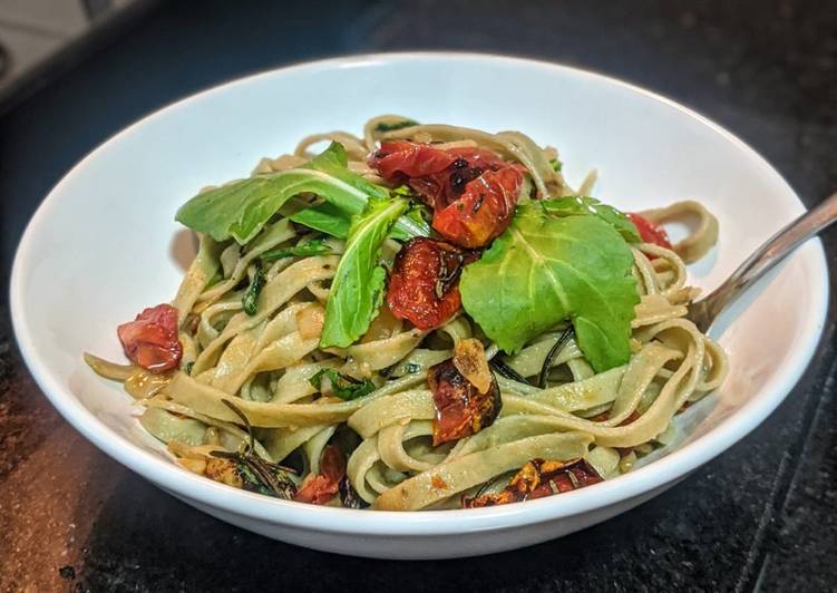 Talharim com rúcula e tomate seco