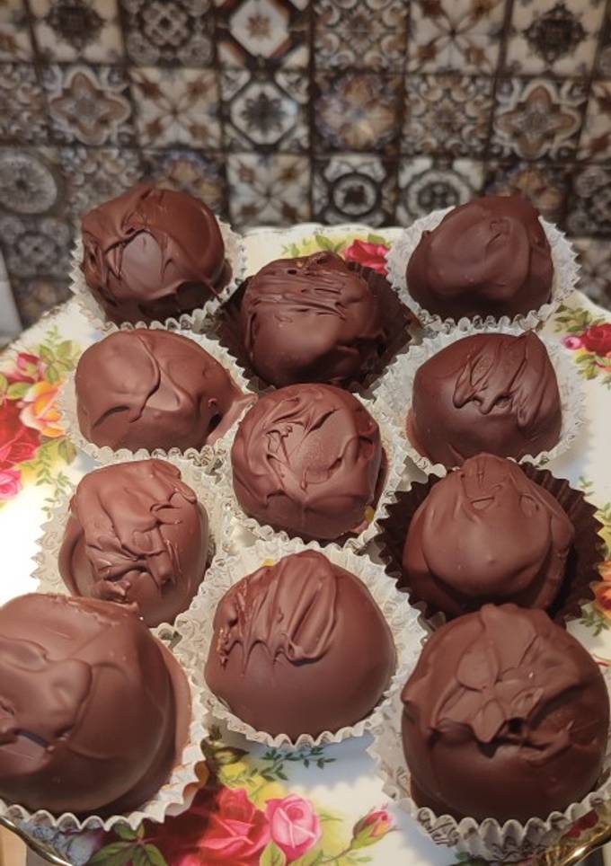 Цукерки з курагой, мигдалем та ромом в чорному шоколаді 😋