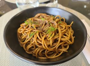 Una foto de Pasca con Anchoa, Ajo Negro, Limón y Hojas de Hinojo