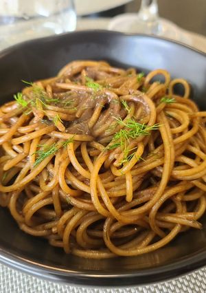 Una foto de Pasca con Anchoa, Ajo Negro, Limón y Hojas de Hinojo