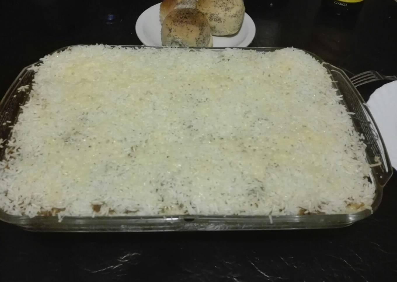 Pastel de arroz con carne picada y verduras, gratinado