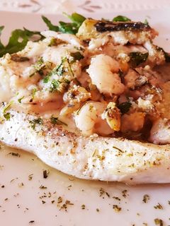Una foto de Dorada rellena de gambas y berberechos