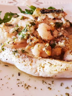 Una foto de Dorada rellena de gambas y berberechos