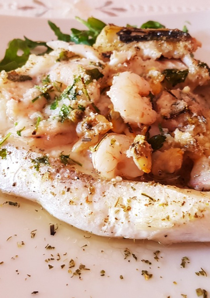 Una foto de Dorada rellena de gambas y berberechos