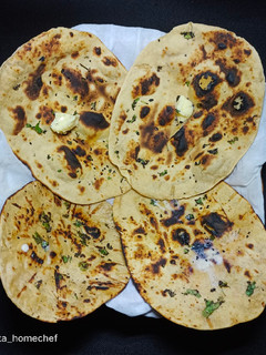 બટર નાન (Butter Naan Recipe In Gujarati) રેસીપી મુખ્ય ફોટો