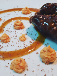 Una foto de Carrillada caramelizada con chocolate y puré de boniato