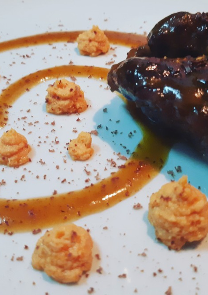 Una foto de Carrillada caramelizada con chocolate y puré de boniato