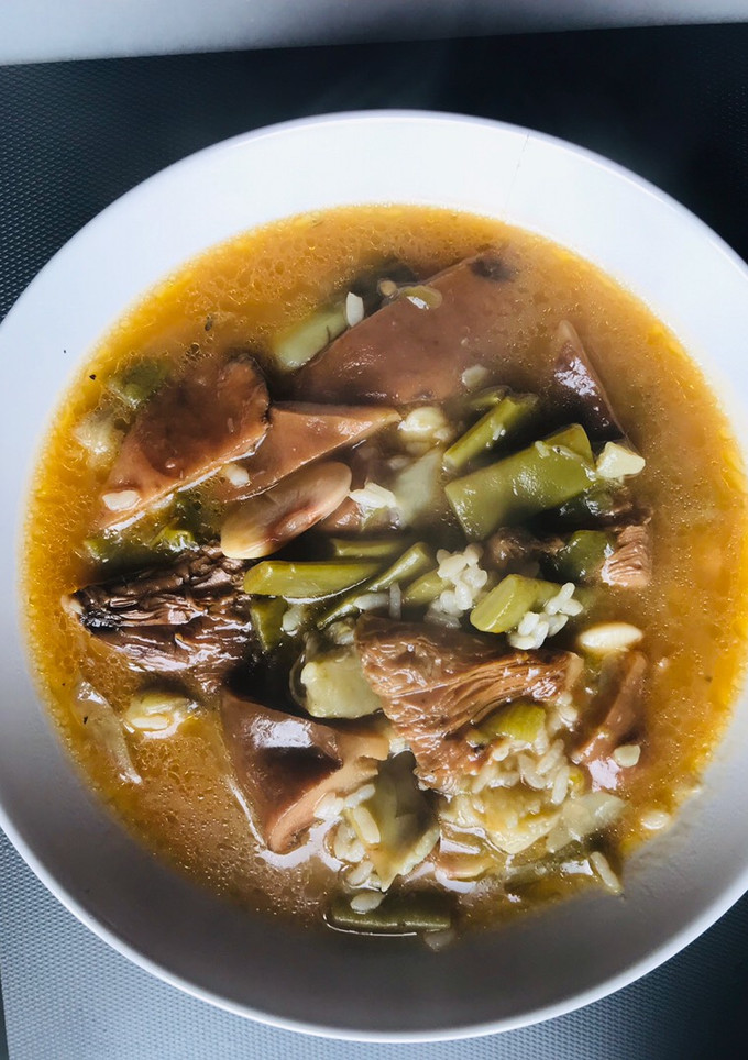 Una foto de Arroz caldoso con verduras y níscalos (setas silvestres o rovellons)