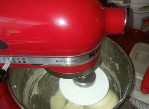 Una foto de Masa de pizza con robot batidora