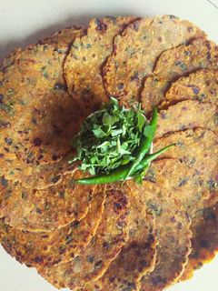 મેથી ના ઢેબરાં (Methi Dhebra Recipe In Gujarati) રેસીપી મુખ્ય ફોટો